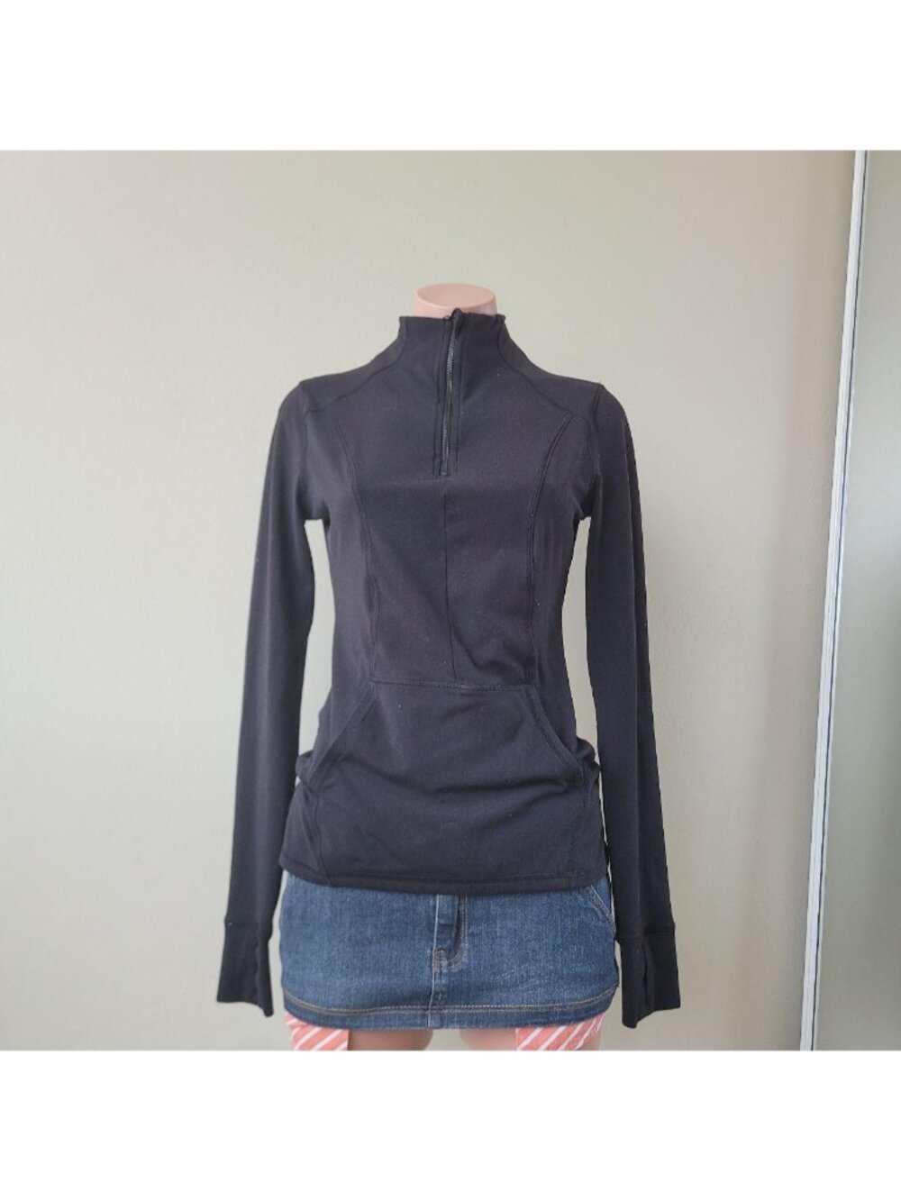 Yogaricious Sleek Black High Stretch Half Zip Cropped Long Sleeve (XS)